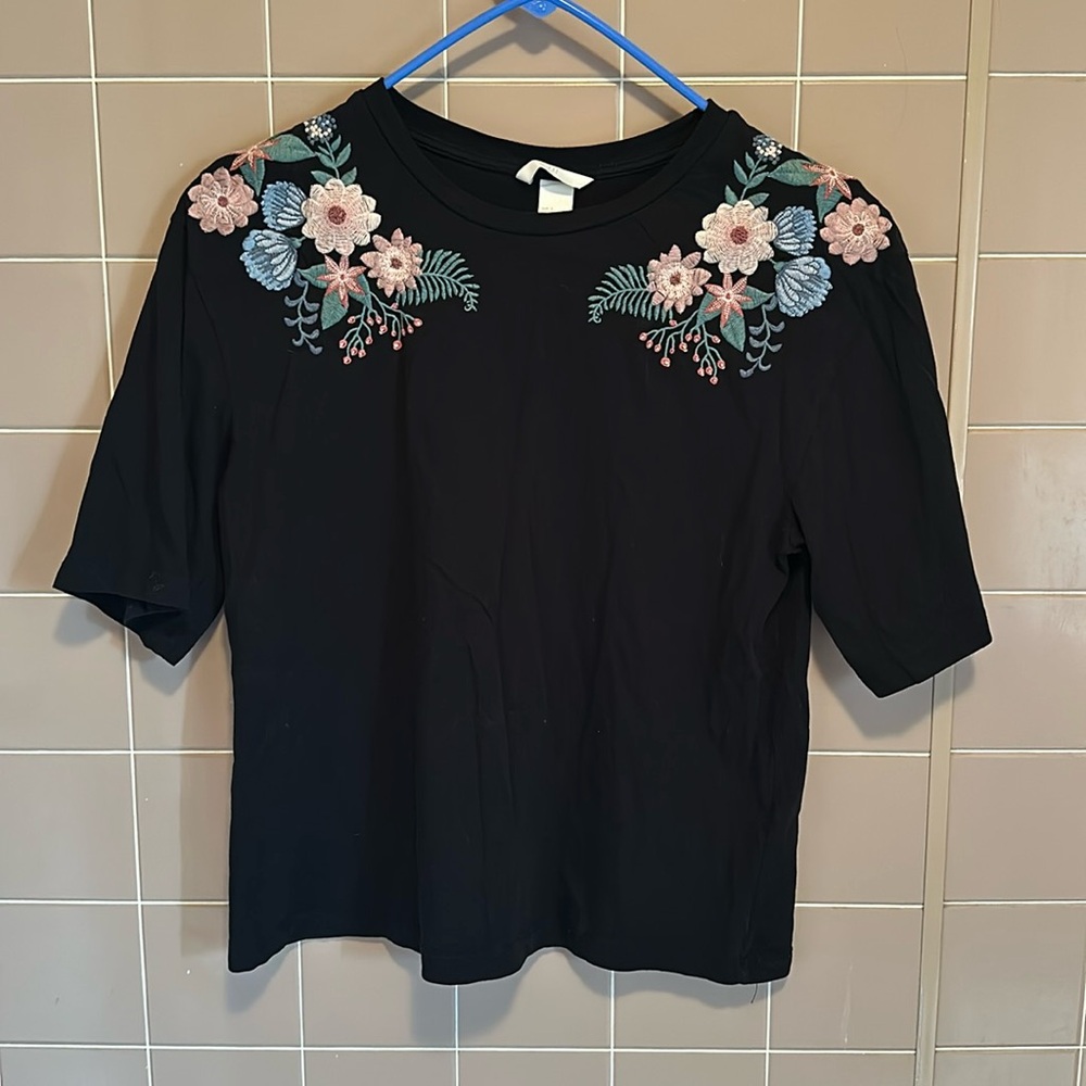 H&M Floral Embroidered Short Sleeve Tshirt